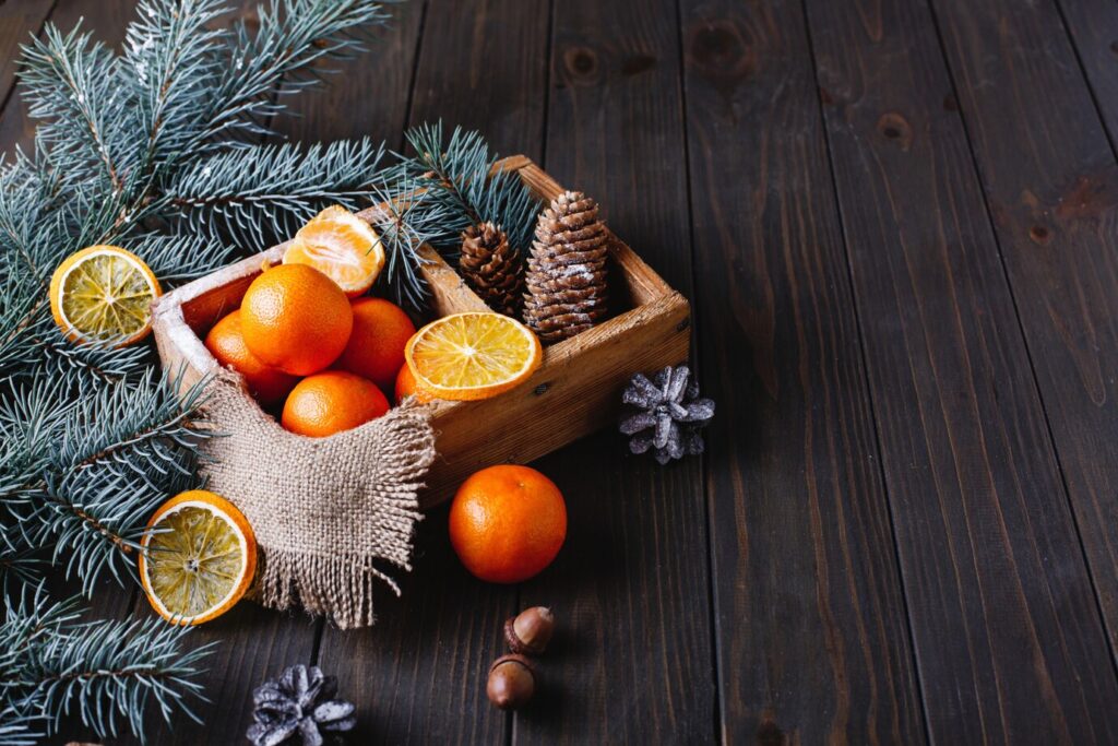 decoracion-navidena-ano-nuevo-naranjas-conos-ramas-arboles-navidad_8353-8590